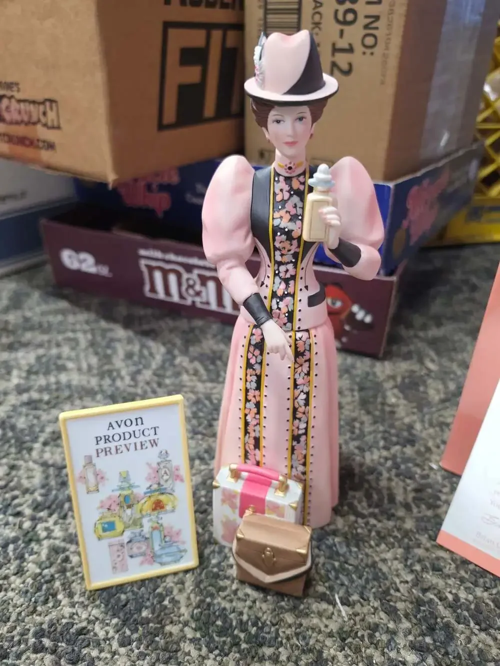 Avon 2004 Mrs. Albee Award Figurine